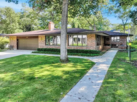 859 Sauganash, Fontana, WI 53125