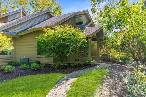 913 Duck Pond, Fontana, WI 53125