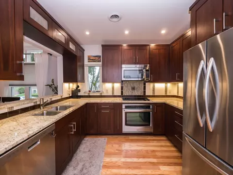 2562 N Farwell, Milwaukee, WI 53211