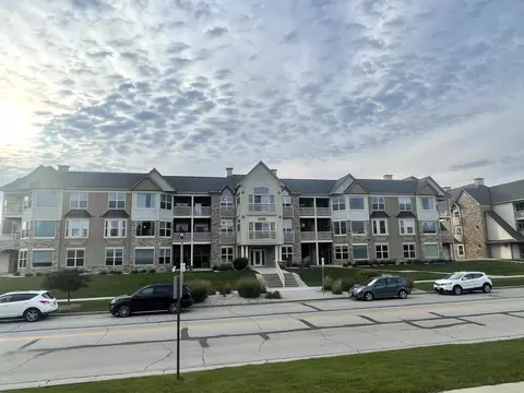 6995 S Riverwood #S-B06, Franklin, WI 53132