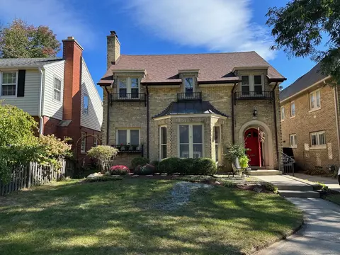 5766 N Bay Rdg, Whitefish Bay, WI 53217