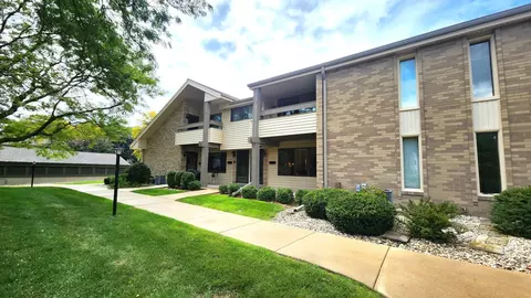 1689 S Carriage, New Berlin, WI 53151