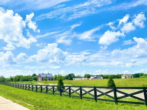 4057 Hawthorn Farm, Delafield, WI 53058