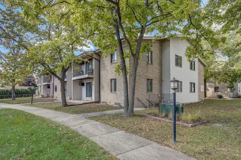 1487 S Carriage, New Berlin, WI 53151