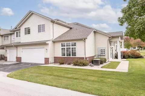 2412 Fox Riv #L, Waukesha, WI 53189