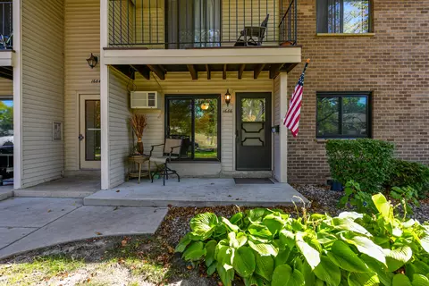 1686 S Carriage, New Berlin, WI 53151