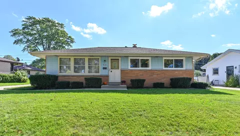 8133 W Kiehnau, Milwaukee, WI 53223