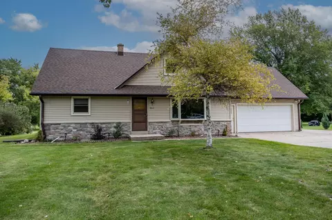 2410 S Meadowmere, New Berlin, WI 53151