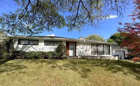 2 Park Vw, Watertown, WI 53094