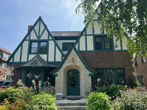 725 E Lake Vw, Whitefish Bay, WI 53217