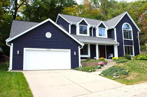 1220 Cavalier, Waukesha, WI 53186
