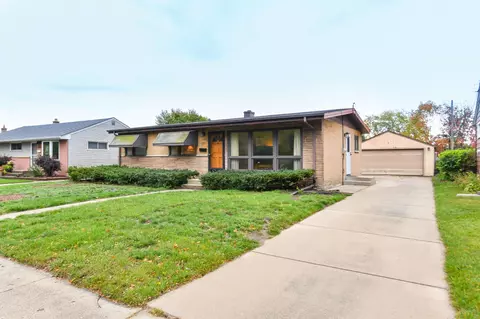 6371 W Kinnickinnic Riv, Milwaukee, WI 53219