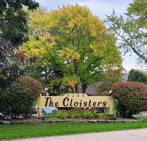 5200 S Tuckaway #140, Greenfield, WI 53221