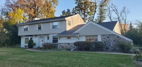 129 W Fox Dl, Glendale, WI 53217