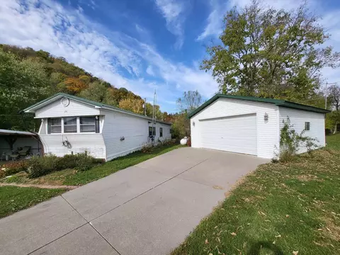 191 Pleasant, New Albin, IA 52160