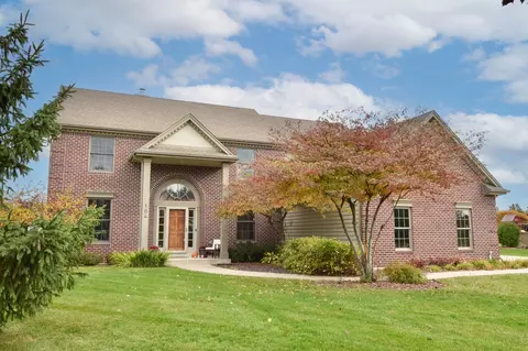 104 Trails Edge, Hartland, WI 53029