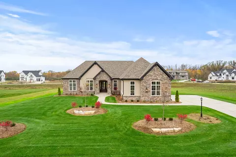 w237n4353 Farm Fld, Pewaukee, WI 53072