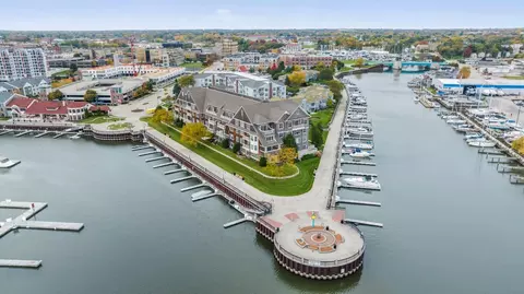 4 Gaslight #406, Racine, WI 53403
