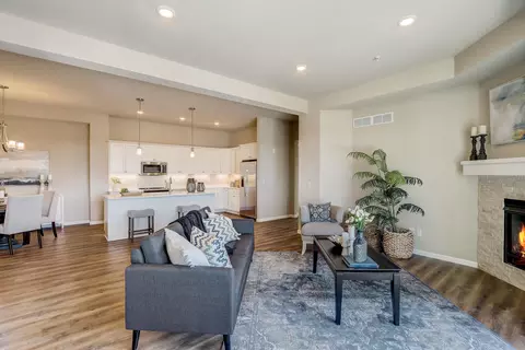 2848 Fox Lk #9 / 101, Waukesha, WI 53189