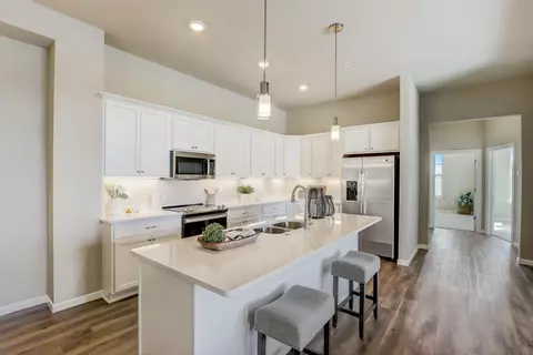 2848 Fox Lk #11 / 102, Waukesha, WI 53189