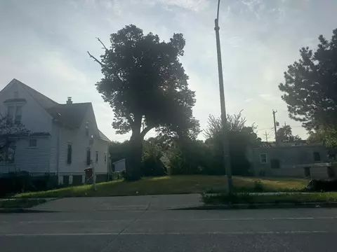 3757 N Port Washington, Milwaukee, WI 53212
