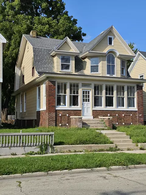 1112 13th, Racine, WI 53403