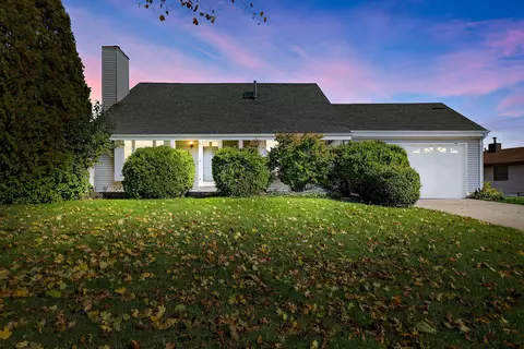 4218 W Pebble Bch, Franklin, WI 53132