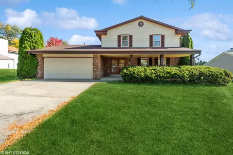 1915 Fieldcrest, Waukesha, WI 53186