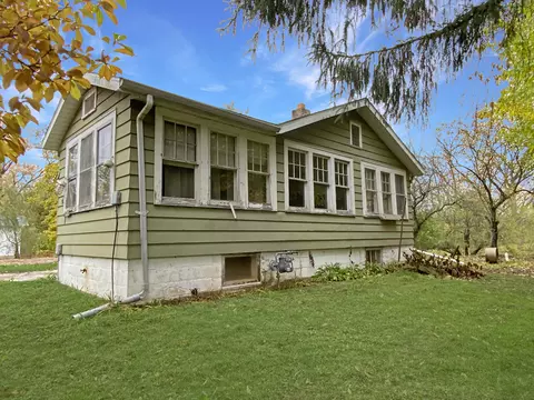 w5160 Memorial Drive, Sugar Creek, WI 53121