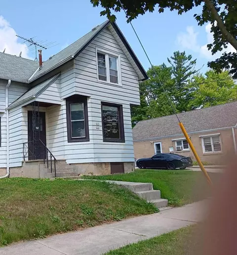 253 S Main St #255, Saukville, WI 53080