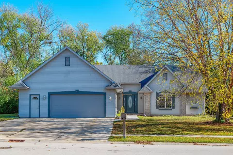 1121 Dickens, Oconomowoc, WI 53066