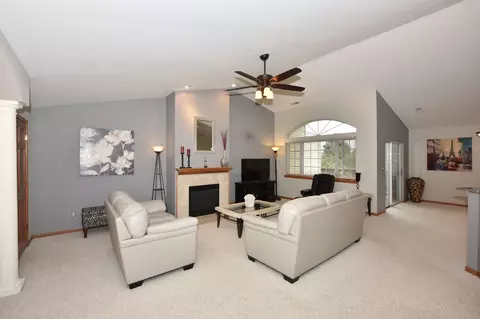 1096 Quinlan #B, Pewaukee, WI 53072