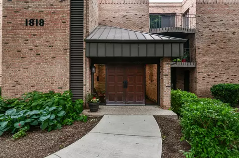 1818 E Shorewood #303, Shorewood, WI 53211