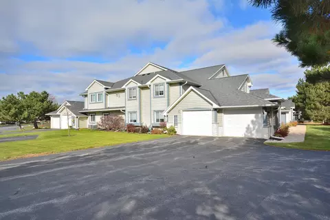 w240n2524 E Parkway Mdw #2, Pewaukee, WI 53072