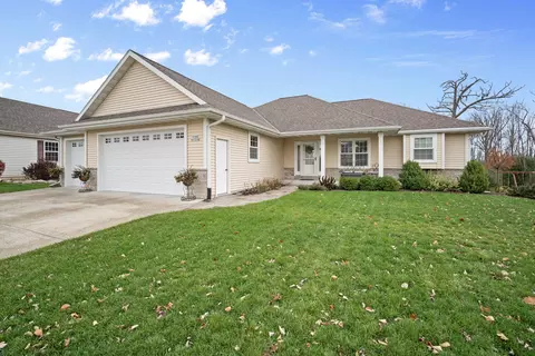 w195n17316 English Oaks, Jackson, WI 53037