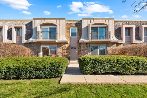 7530 N Port Washington #202, Fox Point, WI 53217