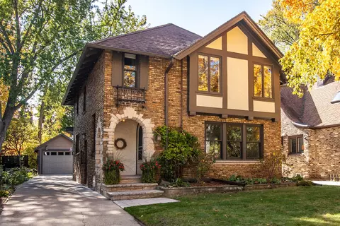 2105 E Lake Blf, Shorewood, WI 53211