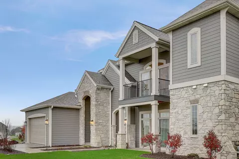 2853 Fox Lk #202, Waukesha, WI 53189