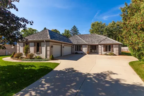 n79w13020 Country Clb, Menomonee Falls, WI 53051