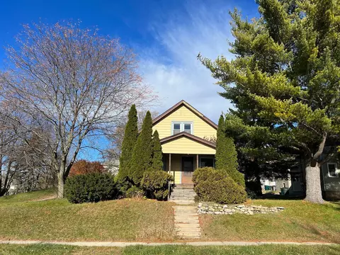 108 Edgewood, West Bend, WI 53095