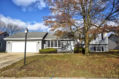 8880 W Lake Pointe, Franklin, WI 53132