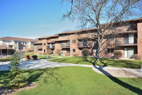 8550 W Waterford #6, Greenfield, WI 53228