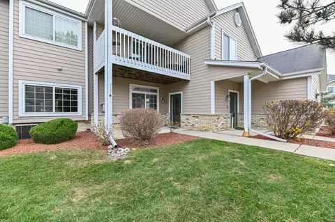 1038 River Pl #7, Waukesha, WI 53189