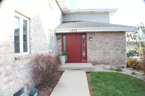 1352 Meadowcreek #C, Pewaukee, WI 53072