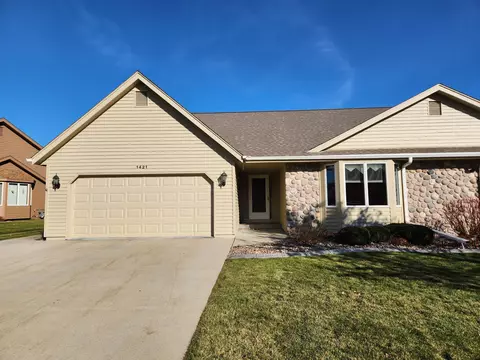 1421 Hidden Flds, West Bend, WI 53095