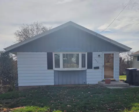 1909 Paradise, Waukesha, WI 53188