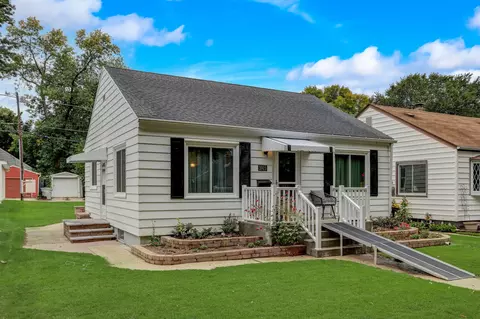 3915 S S Pne, Milwaukee, WI 53207