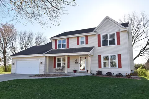 781 Barrington, Pewaukee, WI 53072