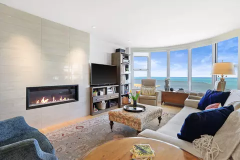 2525 S S Shr #17-D, Milwaukee, WI 53207