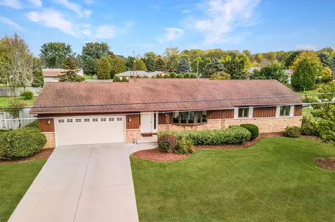 907 Center, Cleveland, WI 53015